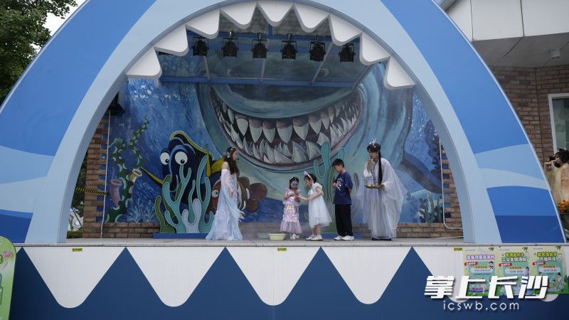 原创剧目《东海龙王三公主战海妖》上演。
