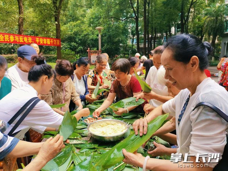 粽子包出邻里情深。