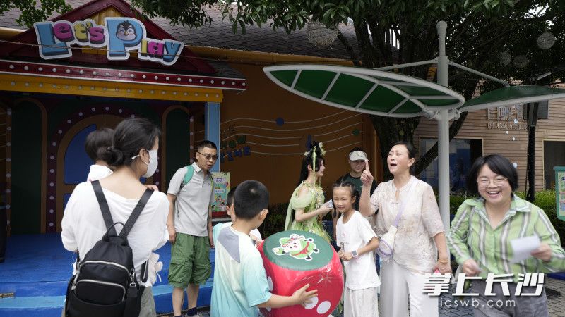 游客在长沙海底世界游园打卡。均为长沙晚报通讯员 韶丁兴 摄