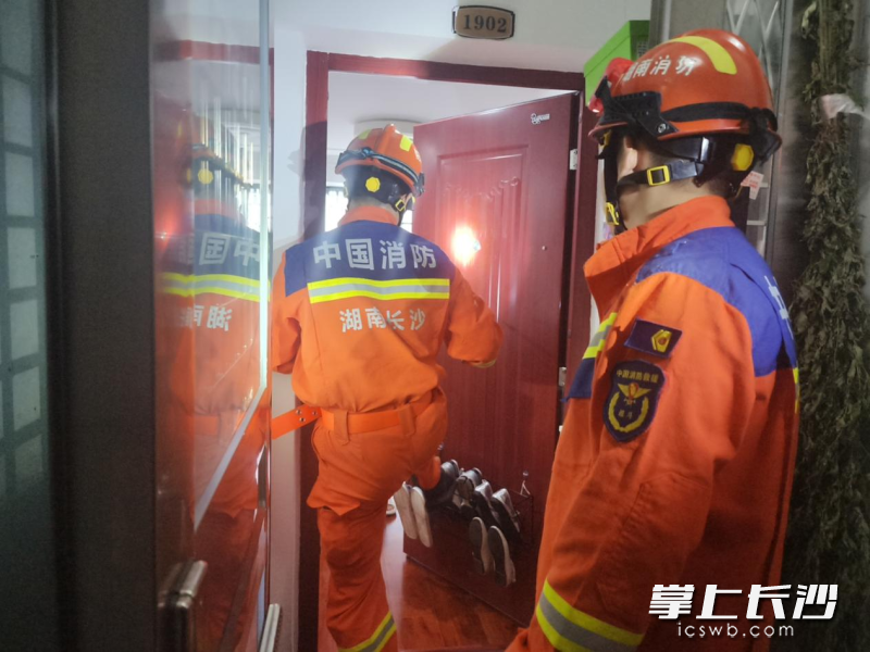 消防员正在破拆营救被困人员。 长沙晚报通讯员 朱伟强 摄