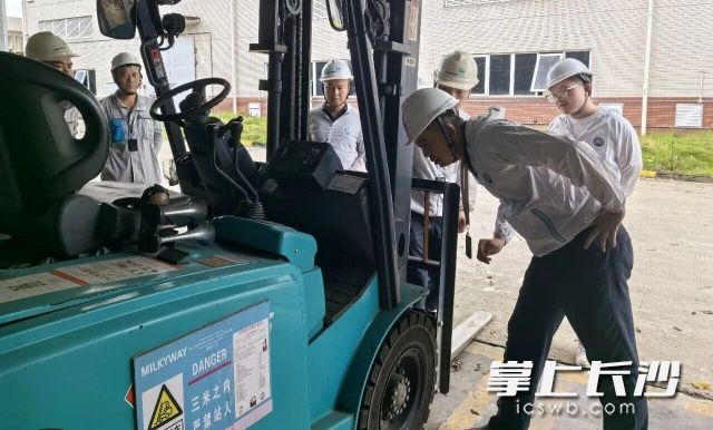全区各职能部门、属地街镇各司其职做实培训、排查、整改各项工作。 均为长沙晚报通讯员谭骊供图 全区各职能部门、属地街镇各司其职做实培训、排查、整改各项工作。 均为长沙晚报通讯员谭骊供图
