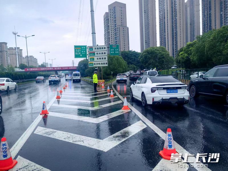 6月19日，环路大队冒雨在机场高速指挥交通。