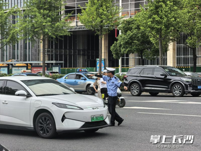 雨花大队端午节在高铁南站执勤。均为长沙交警供图