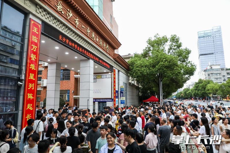 6月19日，中考第二天，长沙市一中马王堆中学考点，家长在校门外迎接下考的考生。 均为长沙晚报全媒体记者董阳摄