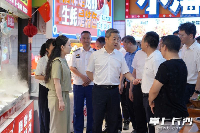 陈竞在黄兴南路步行商业街督导检查安全生产工作。
