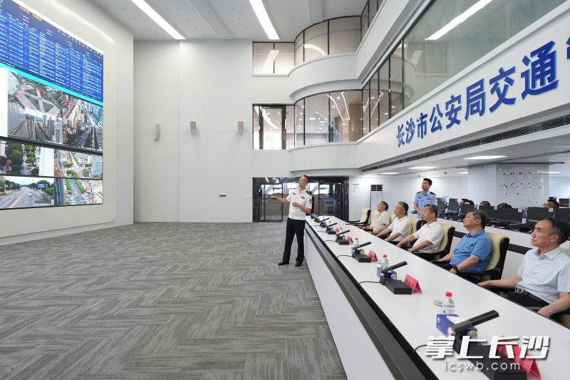 陈竞在市公安局交管支队指挥中心检查调度全市交通秩序情况。