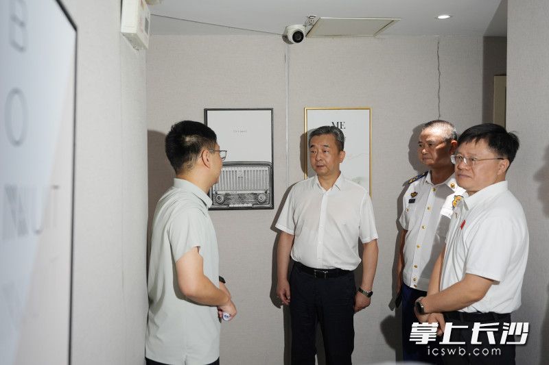 陈竞以“四不两直”方式在联合商厦督导检查安全生产工作。 均为长沙晚报全媒体记者 郭雨滴 摄