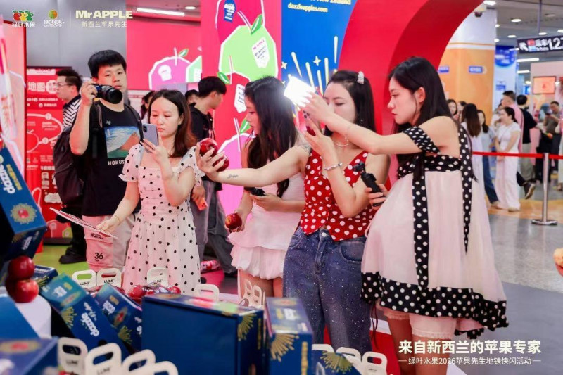 活动吸引了不少消费者前来品尝、打卡。
