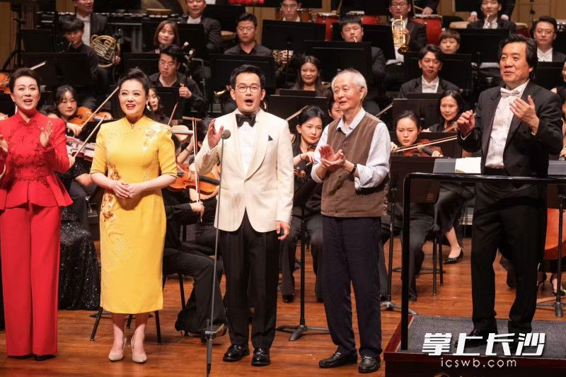 演奏家们合唱。