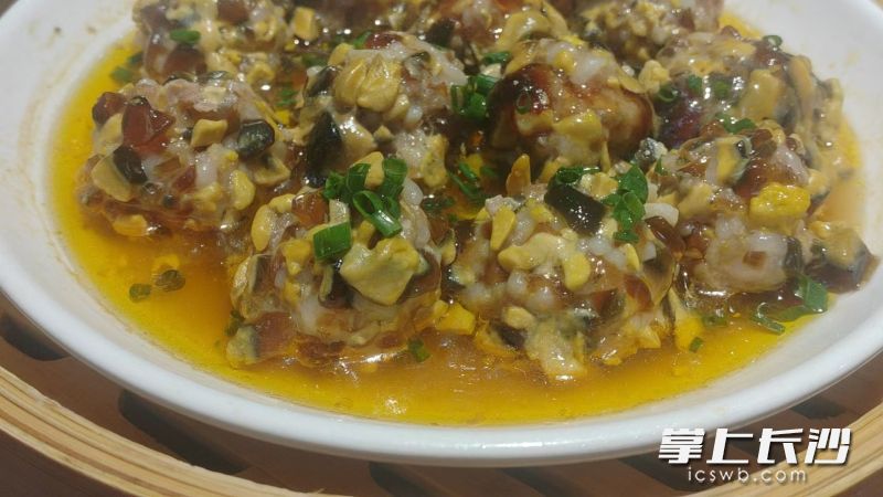 受到外地游客追捧的秦娭毑皮蛋肉丸。长沙晚报通讯员 赵玲 摄