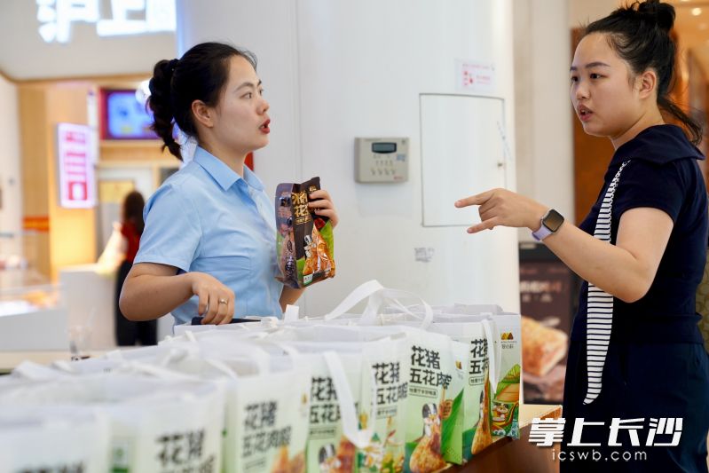 在罗蔓西饼翡翠湖门店里，花猪五花肉粽颇受消费者青睐。