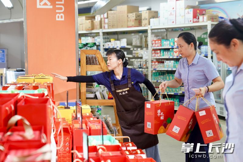汉德成超市销售旺盛，工作人员正在补齐货品。