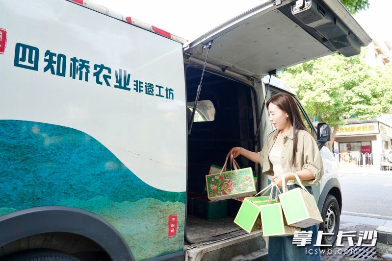 四知桥农业非遗工坊工作人员在配送产品，颇具宁乡特色的花猪肉粽是今年爆款。