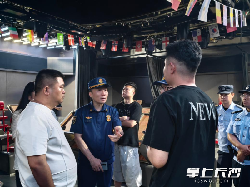 检查组在夜查中。