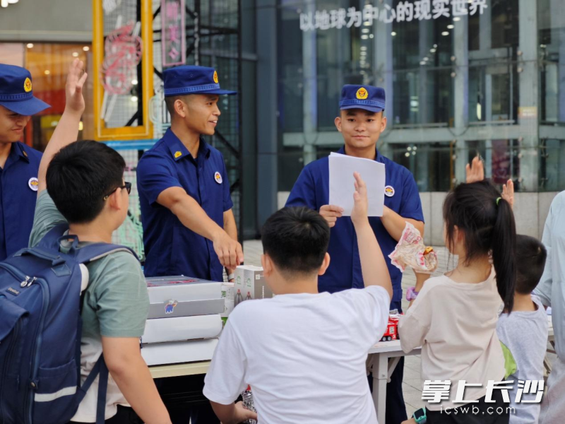 消防快问快答吸引众多小朋友参加。 均为长沙晚报通讯员 邹斯怡 摄