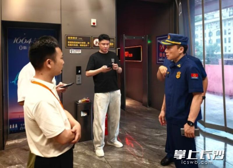 图为消防员在夜查。 均为长沙晚通讯员 杨璐琳 摄
