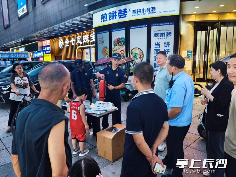 消防员向市民讲解消防安全知识。