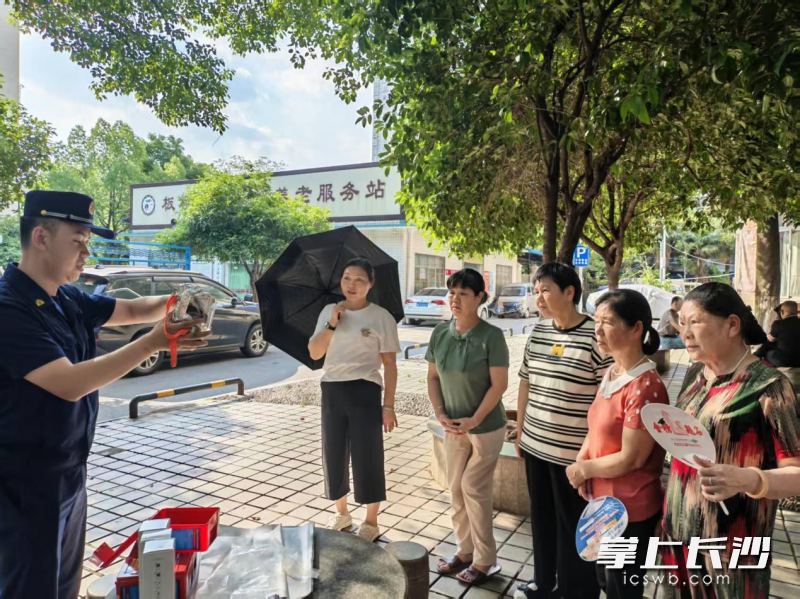 消防宣传员向老年朋友宣传消防知识。