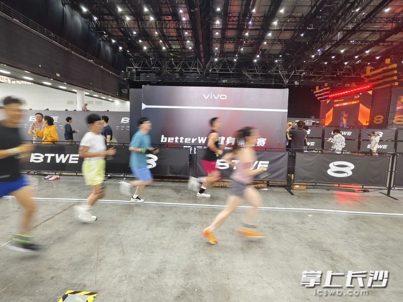 选手畅跑。长沙晚报全媒体记者 宁莎鸥 摄