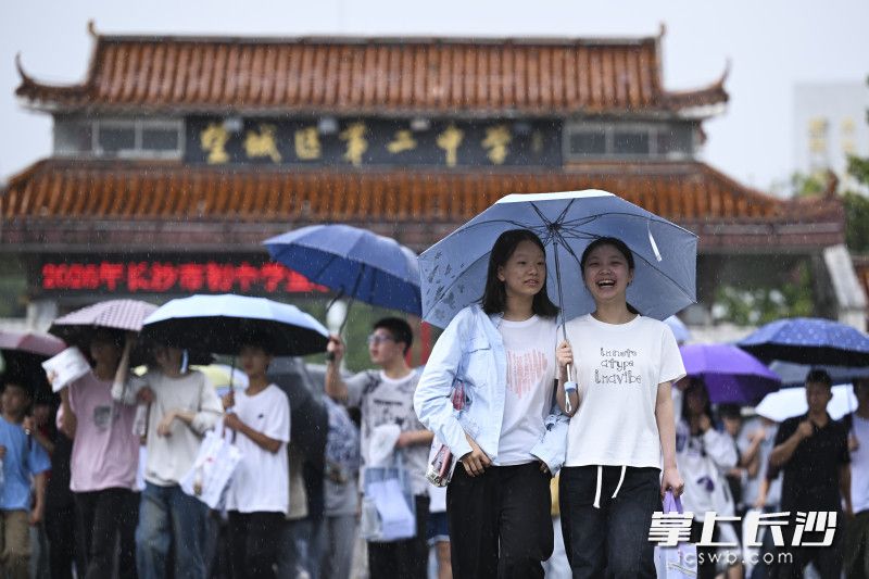 考生走出考场后表情兴奋。