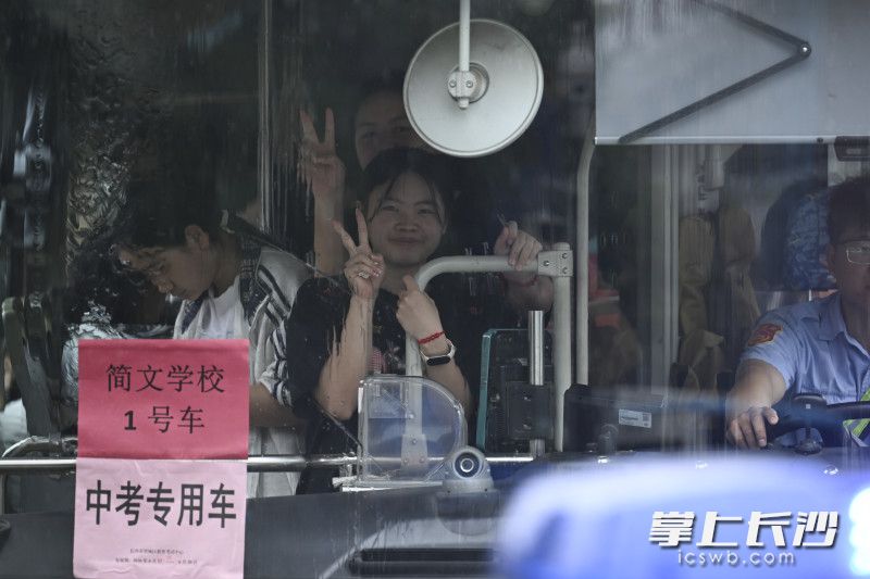 考生们登车返程，满怀憧憬迎接全新成长旅程。