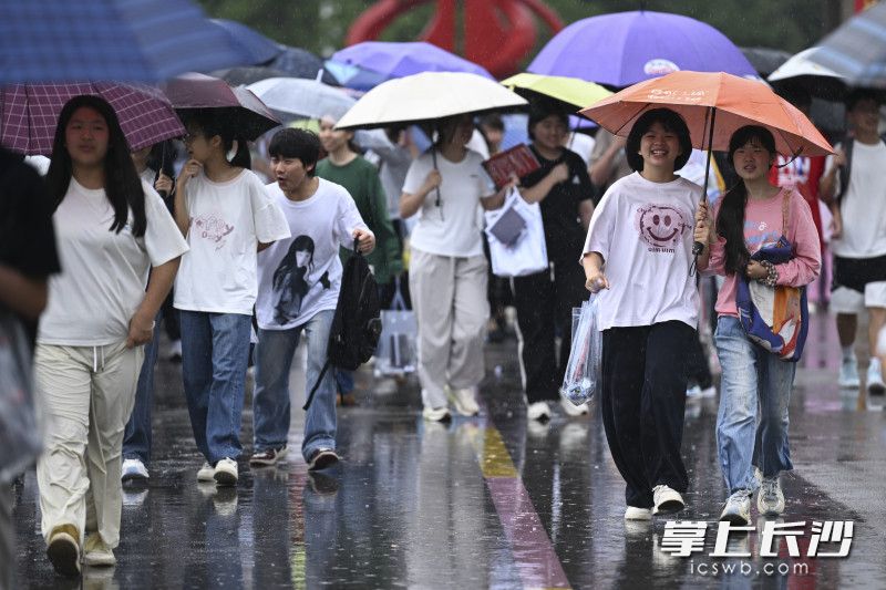 考生们笑容洋溢，满怀喜悦迎接美好的暑假。