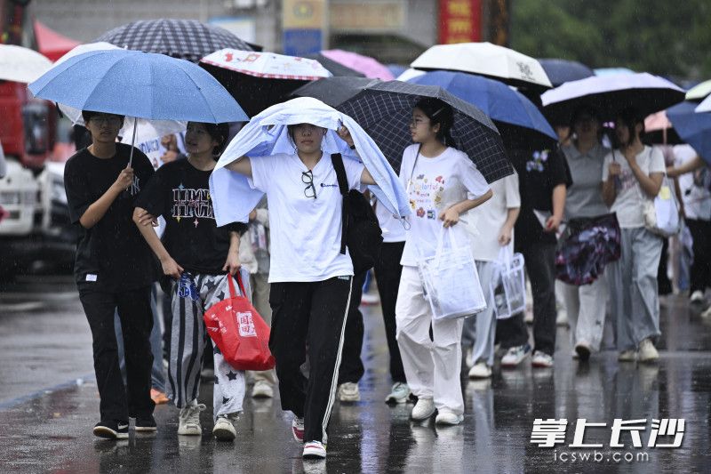 在望城区第二中学考点，考生们冒雨冲出考场，向着新的梦想出发。
