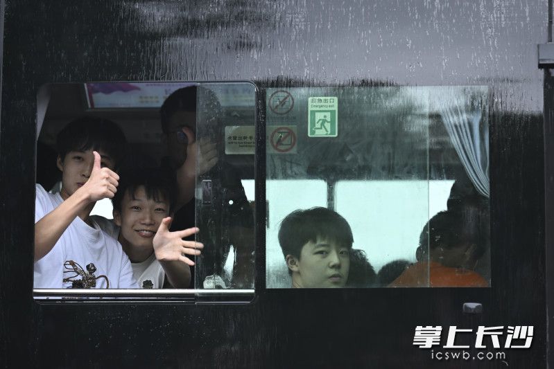 考生们坐上返回的送考车，开启新的旅程。