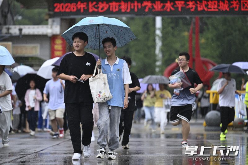考生们冒雨冲出考场，向着新的梦想出发。