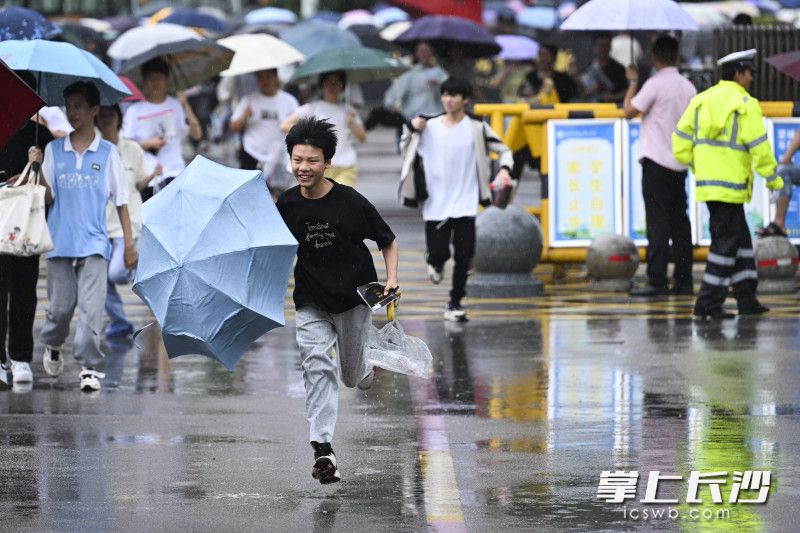 6月20日上午，长沙中考望城二中考场，考生们飞奔出考场。均为 长沙晚报全媒体记者 黄启晴 摄