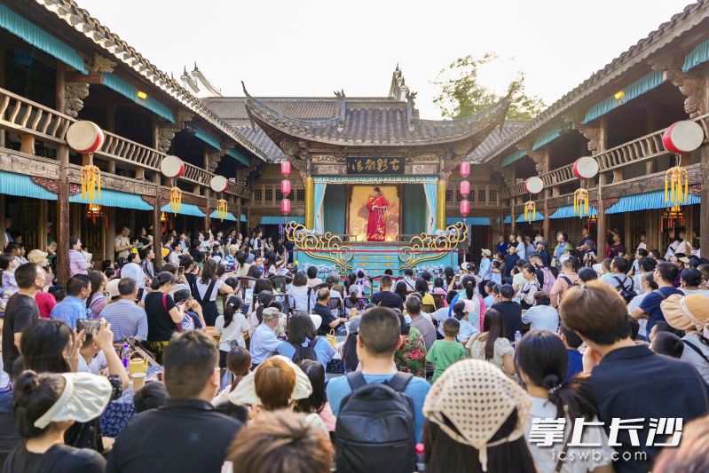 古彩戏法吸引大量市民游客