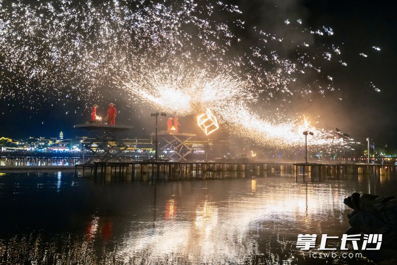 铁水被匠人击打，万千金色星火如流星般倾泻湖面。均为铜官窑国风乐园供图