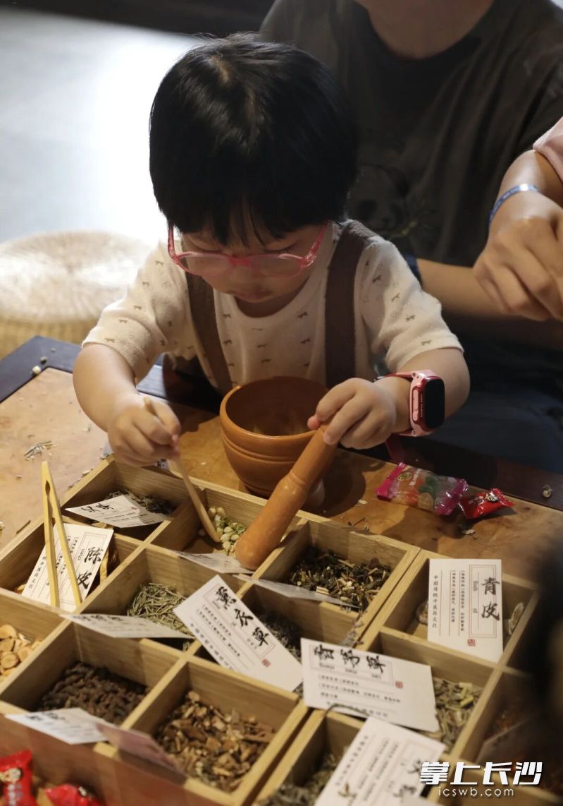 市民游客DIY香囊。均为江天暮雪文化园供图
