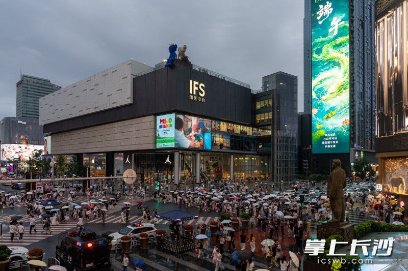下雨的长沙依旧是假期顶流！端午长沙人气爆棚。均为长沙晚报全媒体记者 邓迪 摄
