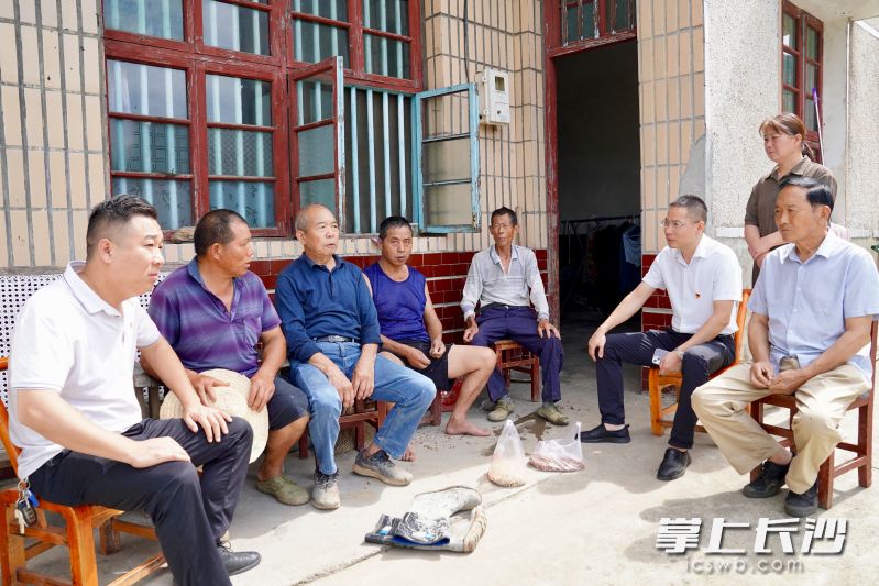 余新村的屋场恳谈会让村民参与议事，村干部与村民促膝唠家常。 均为长沙晚报全媒体记者张禹、通讯员段华良摄