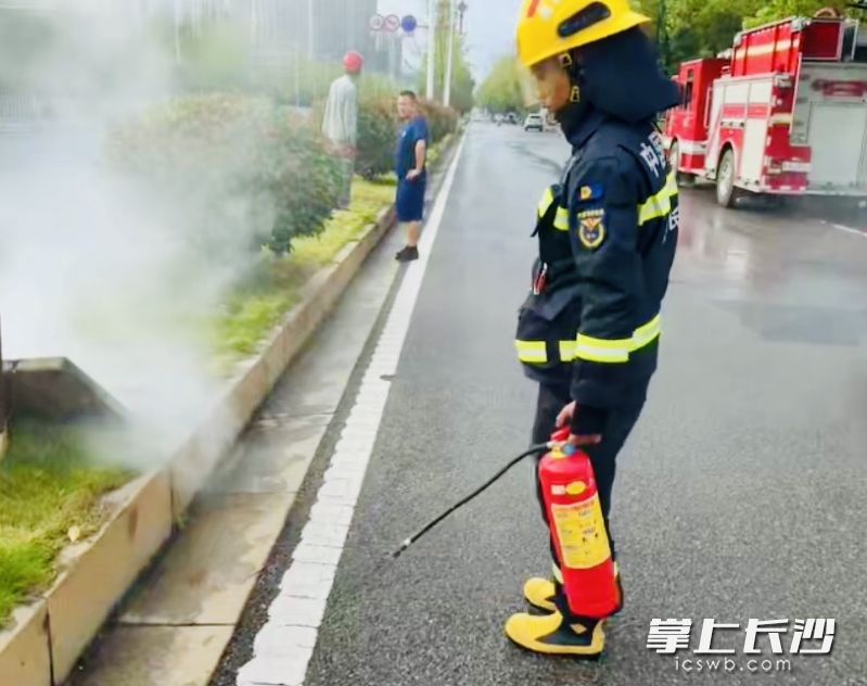 消防、电力、环卫多部门联合扑灭火险。
