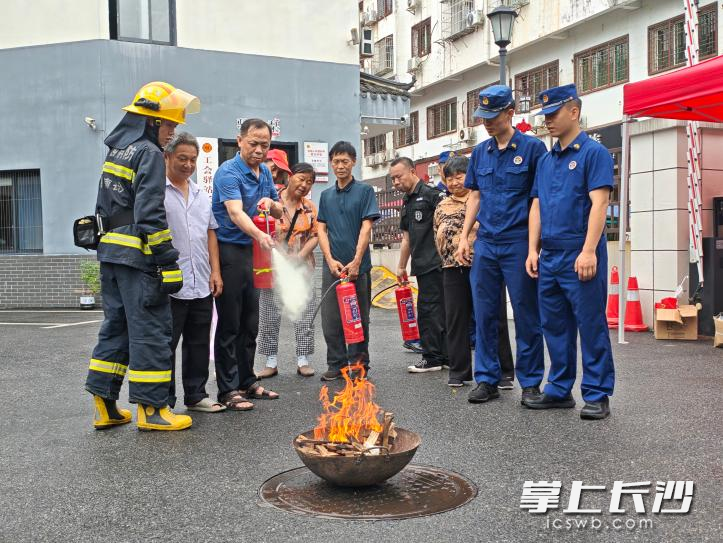长沙经开消防指导市民进行灭火实操。 均为长沙晚报通讯员张佳欣摄 长沙经开消防指导市民进行灭火实操。 均为长沙晚报通讯员张佳欣摄