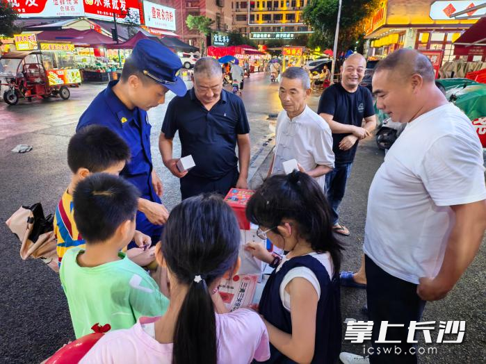 向市民发放宣传资料。 向市民发放宣传资料。