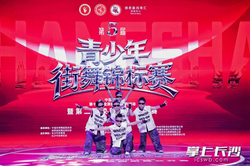 青少年站上舞台展现自我。 青少年站上舞台展现自我。
