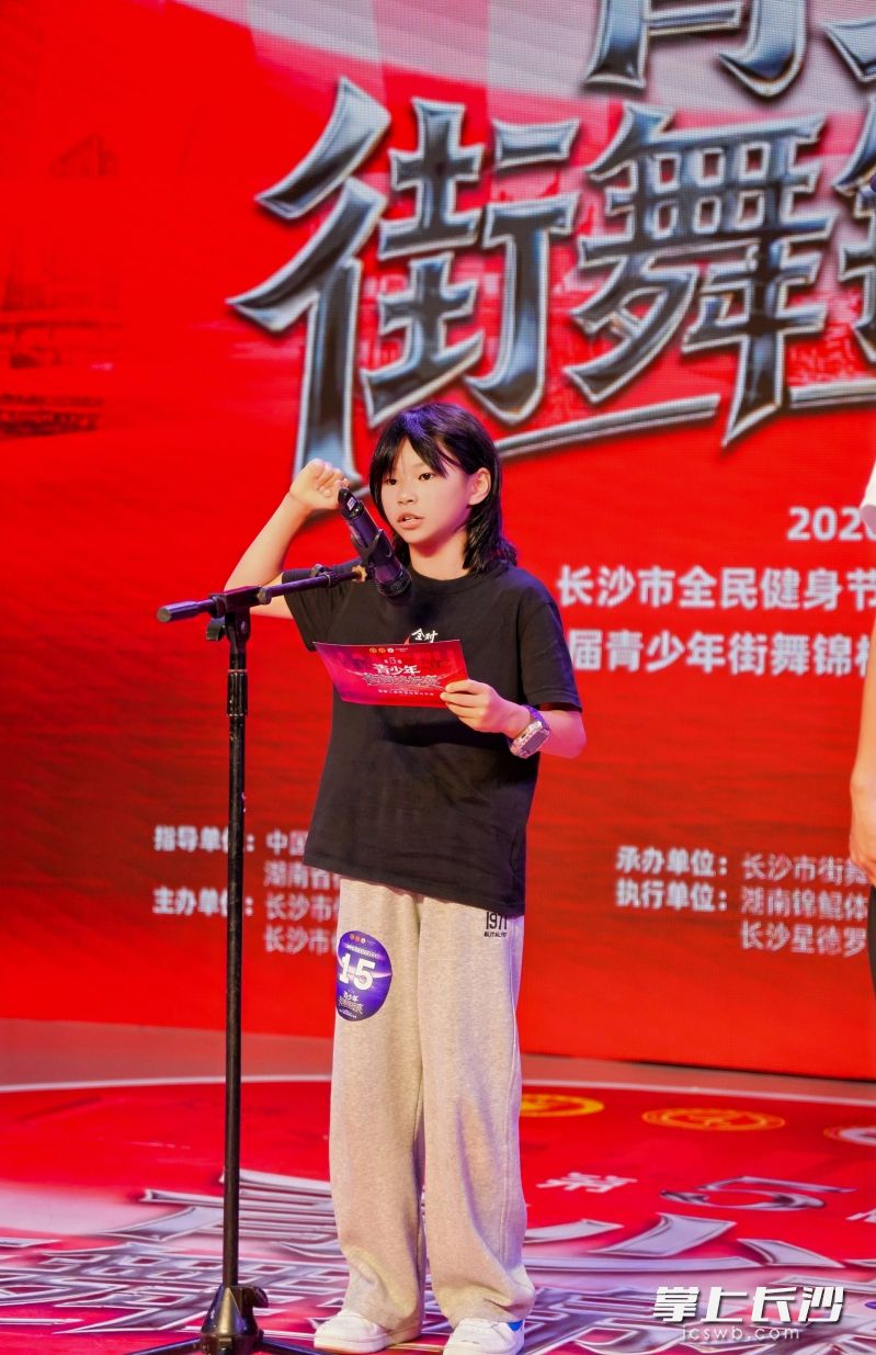 运动员代表宣誓。 运动员代表宣誓。