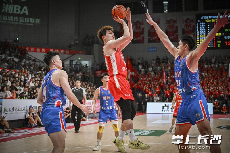 长沙队曹文锋投篮。