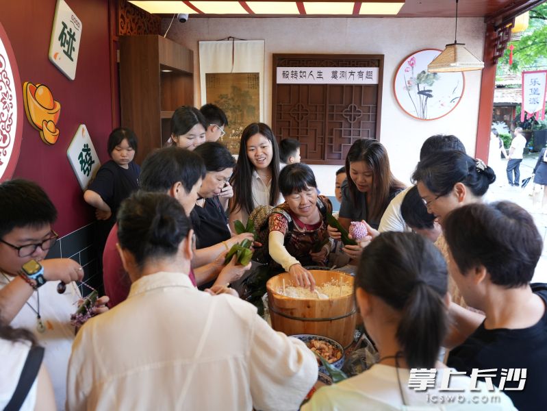 市民游客体验包粽子。