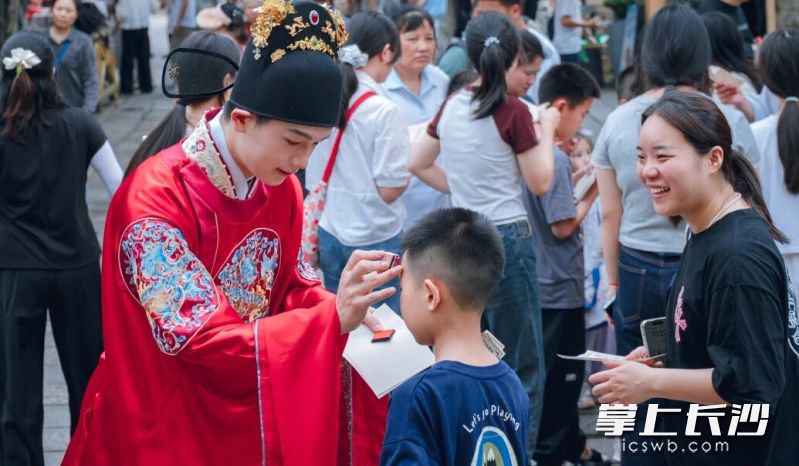 景区古装NPC与游客互动。均为景区 供图