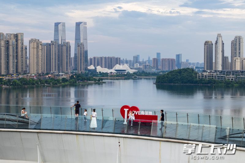 市民在“I love 梅溪湖”标志前拍照打卡。