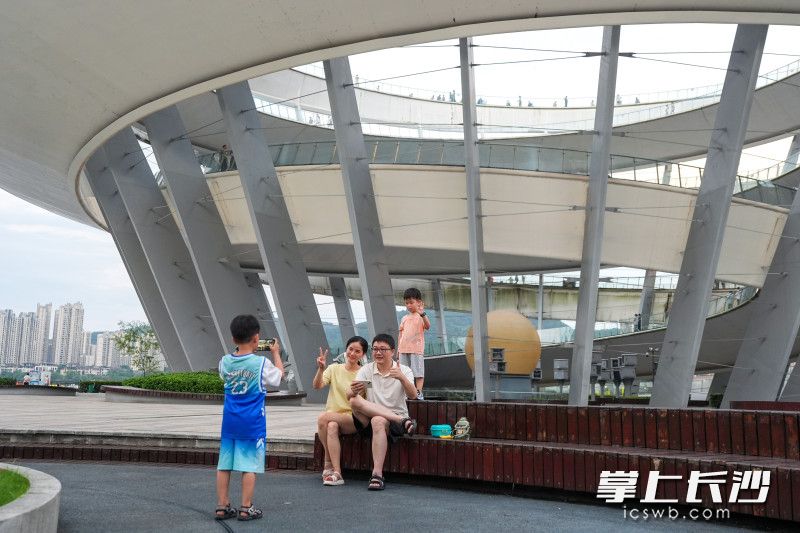 一家人在拍照打卡。