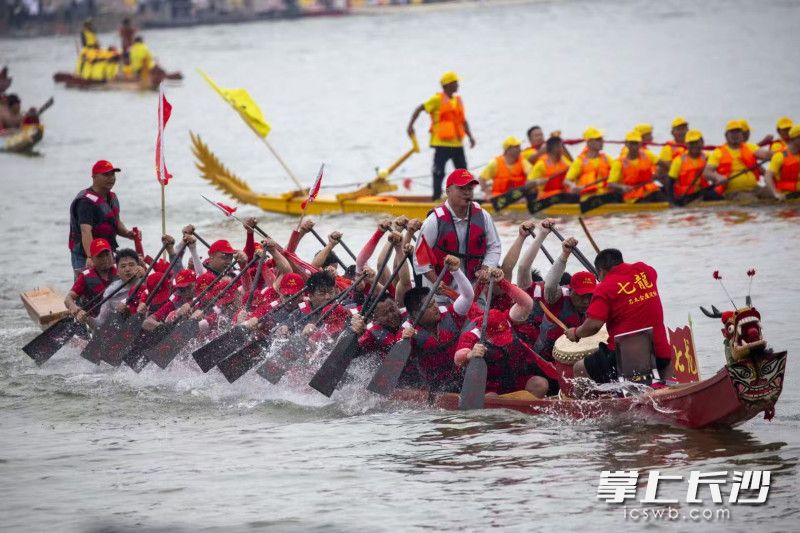 为区分阵营、分庭竞技，参赛龙舟队伍沿袭古制，分为红、白、黄三色服队。
