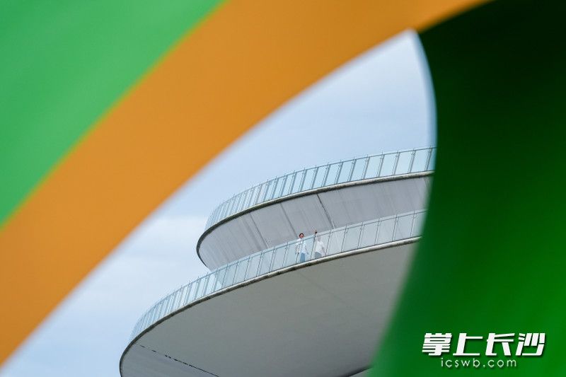 市民游客在梅溪湖中轴线健康步道上游玩。