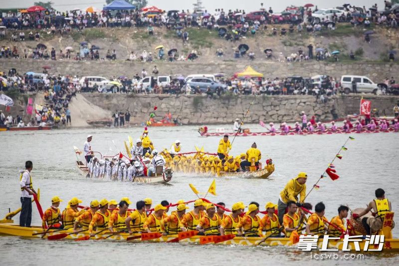 在湘资交汇的临资口，一场延续近三百年的民间龙舟竞渡盛会，岁岁端午如期上演。均为长沙晚报通讯员 汪争 摄