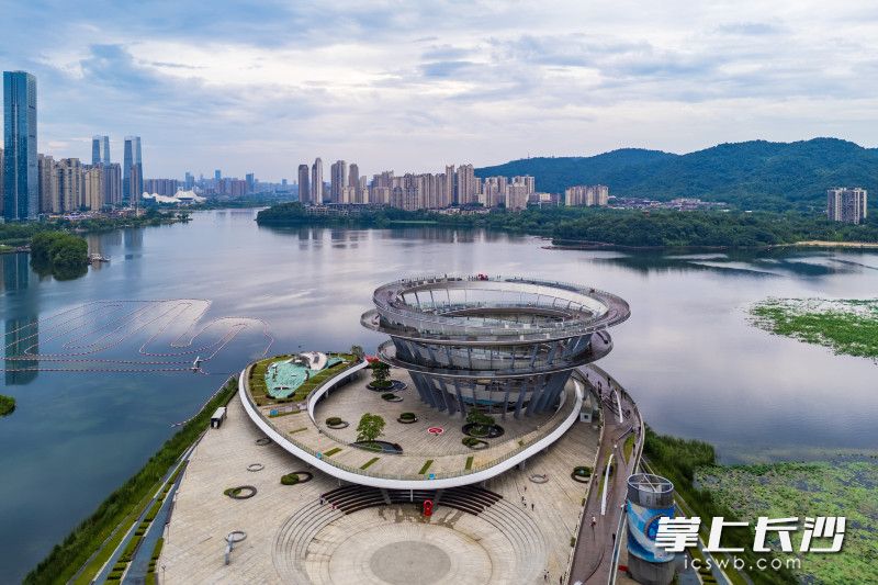 梅溪湖中轴线健康步道和城市岛风光旖旎。 均为长沙晚报全媒体记者郭雨滴摄