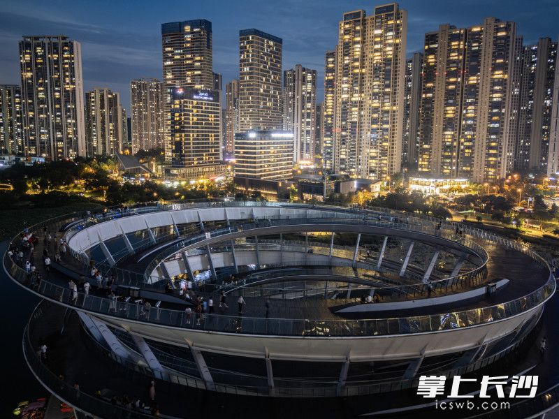 夜色中的梅溪湖中轴线健康步道。